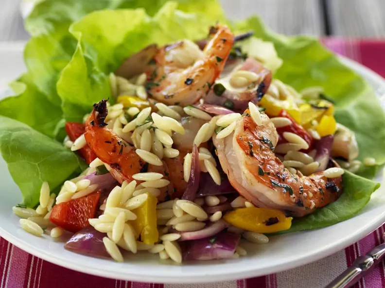 Pasta-Salat mit Garnelen und Gemüse