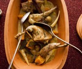 Kaninchen mit Wintergemüse im Römertopf