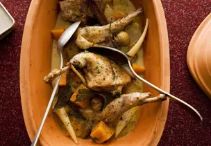 Kaninchen mit Wintergemüse im Römertopf