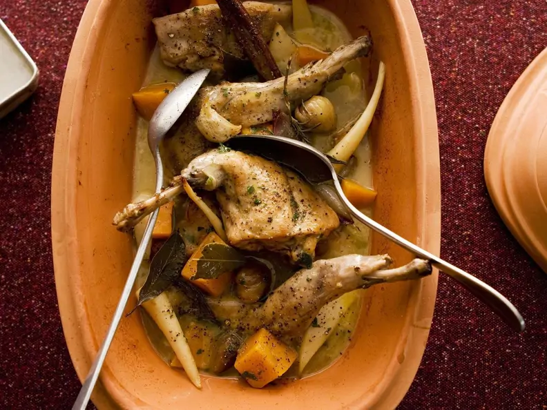 Kaninchen mit Wintergemüse im Römertopf