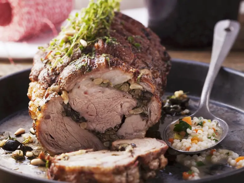 Rollbraten aus Kalbsfleisch mit Graupenrisotto