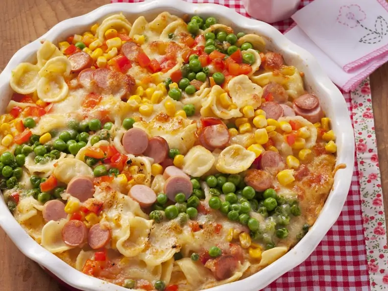 Nudel-Würstchen-Gratin mit Erbsen