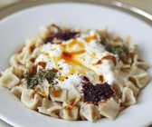 Türkische Teigtaschen mit Joghurtdip (Manti)