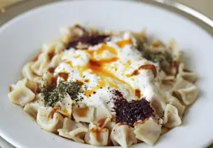 Türkische Teigtaschen mit Joghurtdip