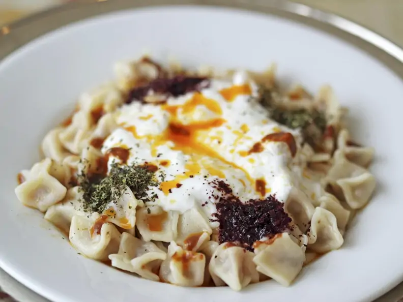 Türkische Teigtaschen mit Joghurtdip