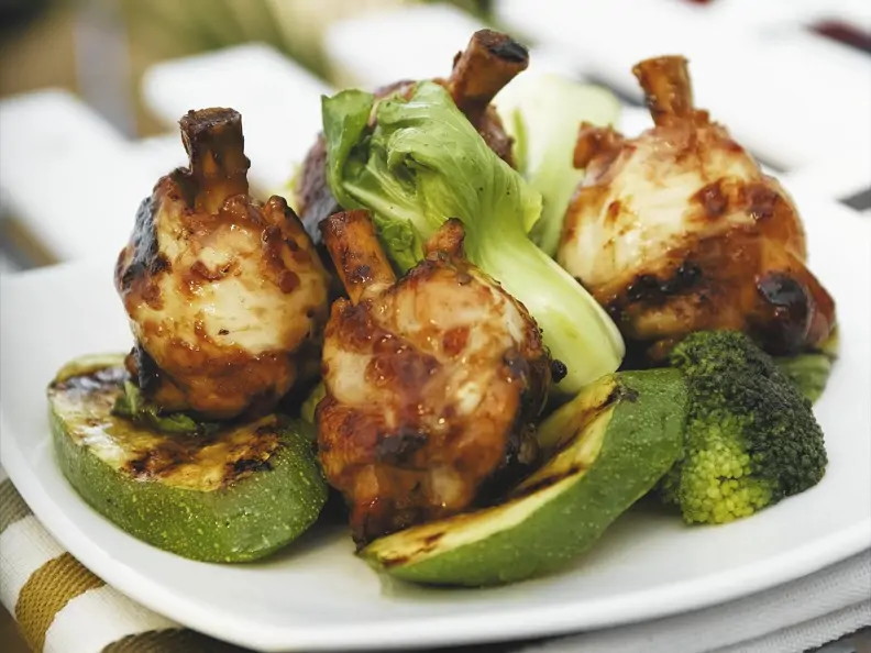 Hähnchenkeulen in Marinade nach asiatischer Art mit Pak Choi