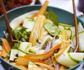 Zucchini-Möhren-Salat mit Zwiebeln
