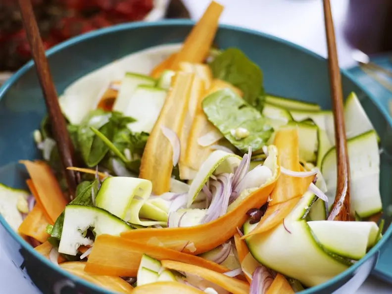 Zucchini-Möhren-Salat mit Zwiebeln
