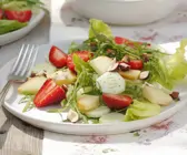 Sommerlicher Salat mit Erdbeeren, Gurken, Nüssen und geräuchertem Schafskäse