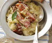 Schlachtschüssel mit Sauerkraut