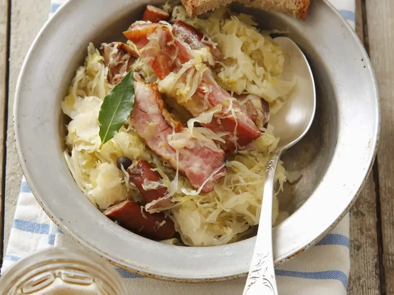 Schlachtschüssel mit Sauerkraut