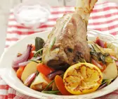 Haxe vom Kalb mit Gemüse