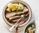 Pochiertes Rindfleisch mit grüner Soße