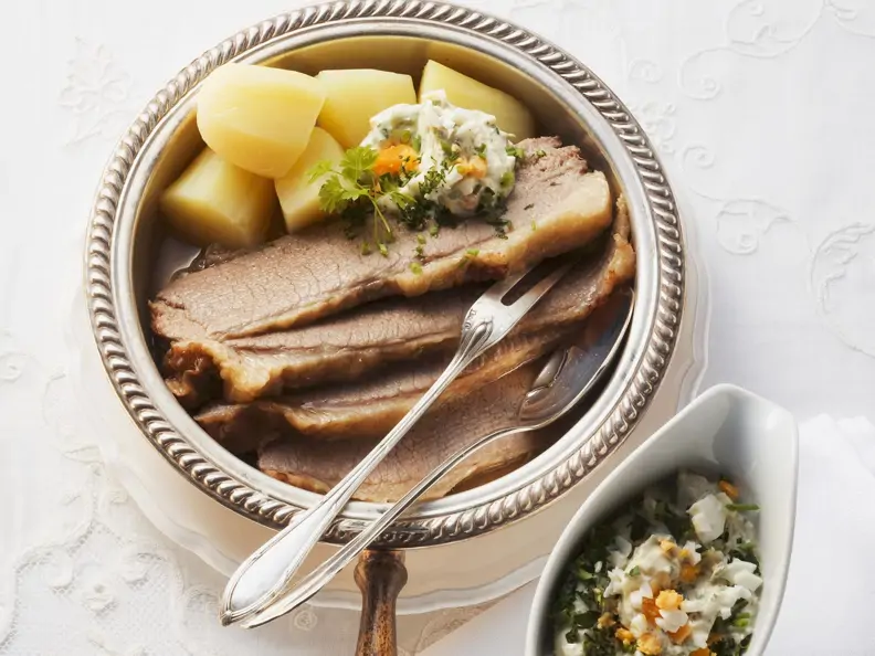 Pochiertes Rindfleisch mit grüner Soße