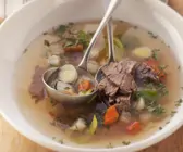 Brühe mit Rindfleisch