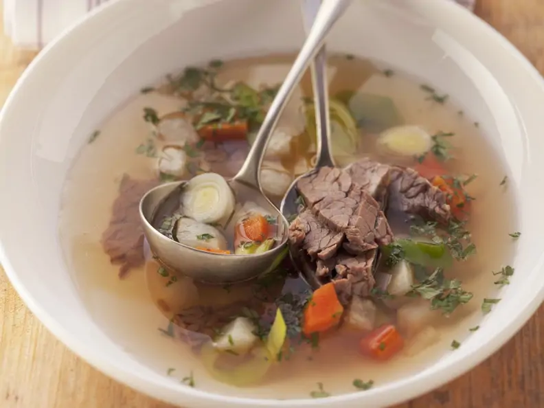 Brühe mit Rindfleisch