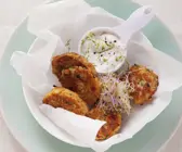 Gemüse-Bratlinge mit Sprossen und Joghurt-Zitronen-Dip