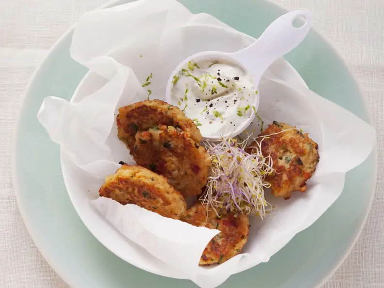 Gemüse-Bratlinge mit Sprossen und Joghurt-Zitronen-Dip