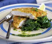 Hähnchenschnitzel in Panade mit Spinat