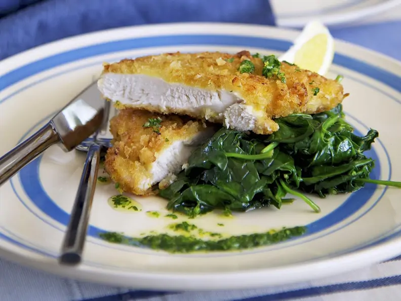 Hähnchenschnitzel in Panade mit Spinat