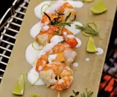 Gegrillter Shrimpsspieß mit Zuckermelone und Limettenjoghurt