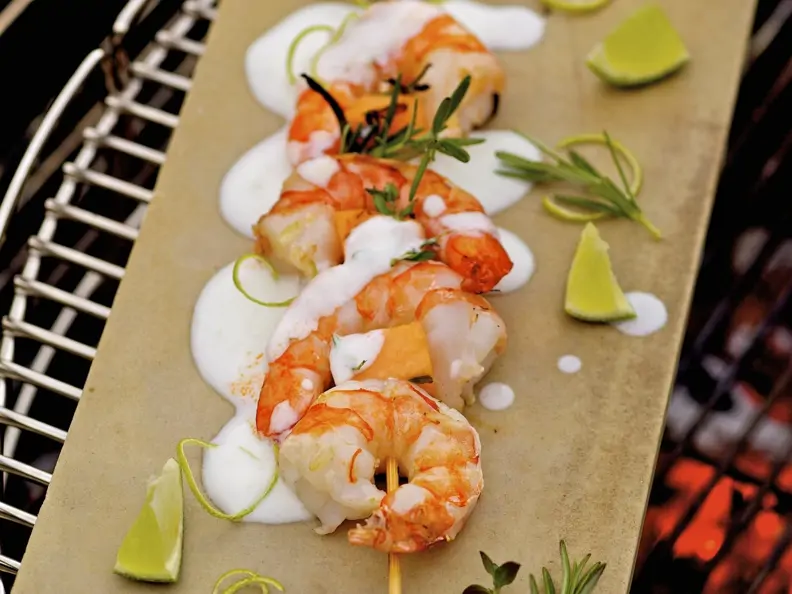Gegrillter Shrimpsspieß mit Zuckermelone und Limettenjoghurt