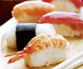 Nigiri-Sushi mit Fisch und mit Garnelen