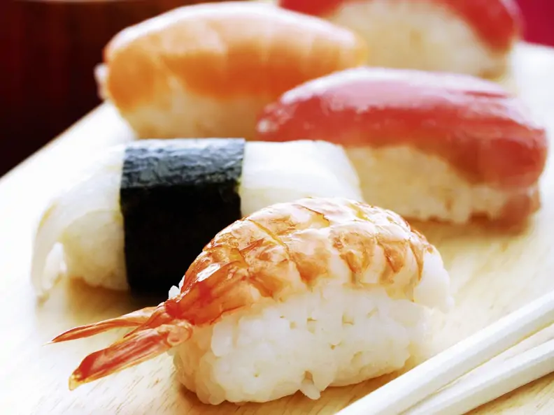 Nigiri-Sushi mit Fisch und mit Garnelen