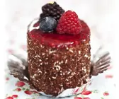 Kleine Sahnetorte mit Beeren