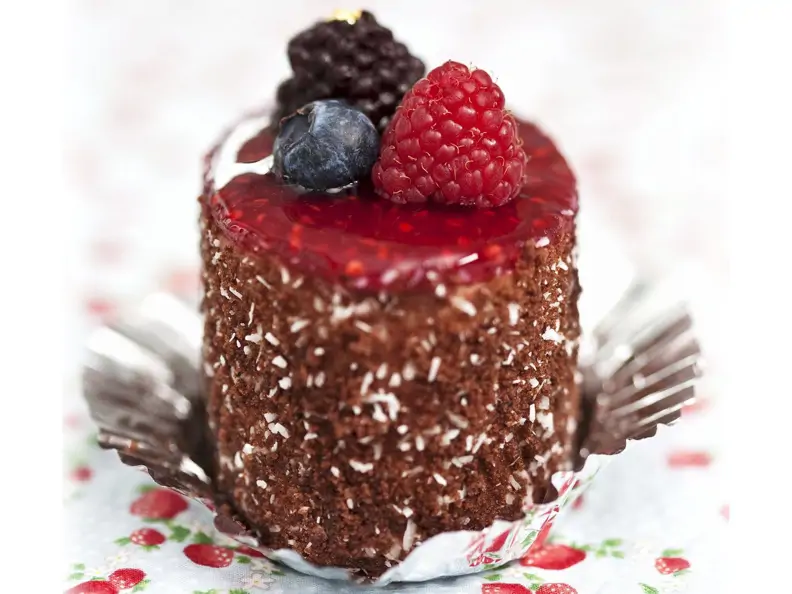 Kleine Sahnetorte mit Beeren