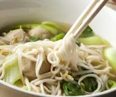 Nudelsuppe mit Pak Choy und Hackfleischbällchen