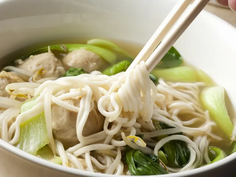 Nudelsuppe mit Pak Choy und Hackfleischbällchen