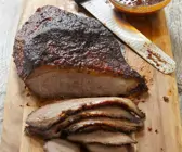 Rinderbrust vom Grill mit würziger Soße