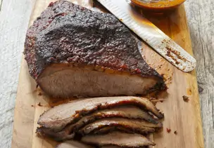 Rinderbrust vom Grill mit würziger Soße