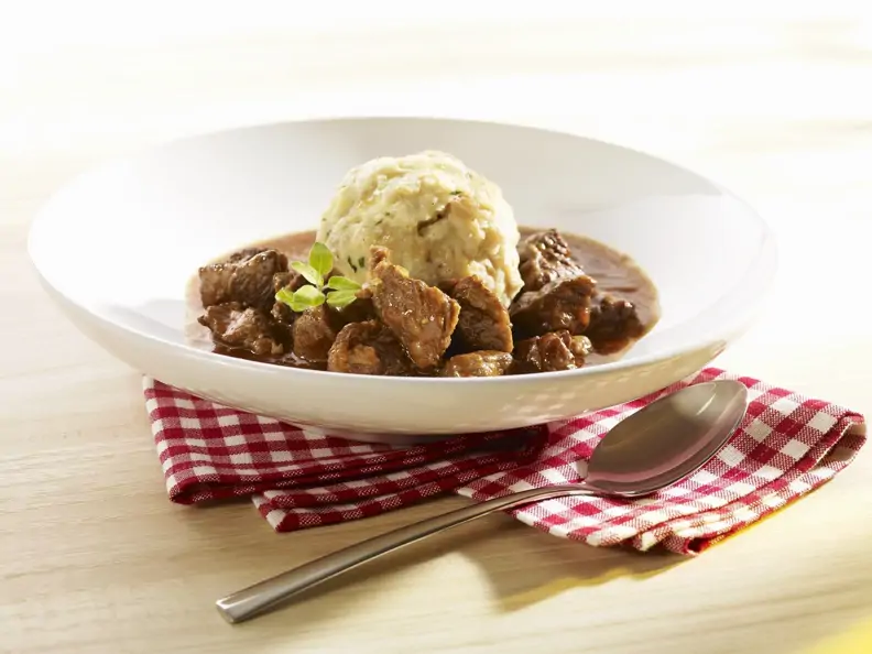 Gulasch vom Rind mit Semmelkloß