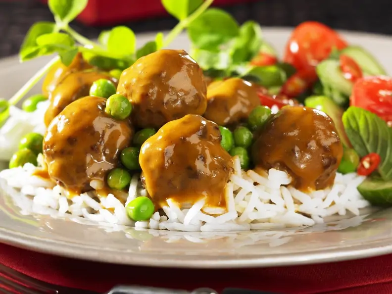 Hackklößchen mit Currysoße und Reis
