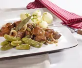 Eintopf auf westfälische Art (Pfefferpotthast) mit Kartoffeln und Gewürzgurken