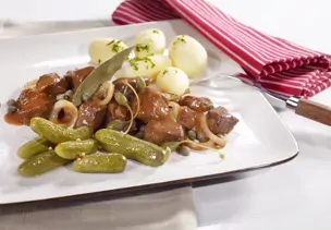 Eintopf auf westfälische Art (Pfefferpotthast) mit Kartoffeln und Gewürzgurken