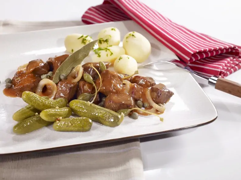 Eintopf auf westfälische Art (Pfefferpotthast) mit Kartoffeln und Gewürzgurken