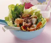 Salat im asiatischen Stil mit Meeresfrüchten