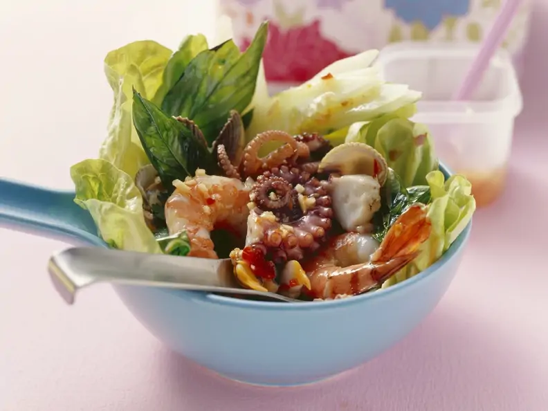 Salat im asiatischen Stil mit Meeresfrüchten