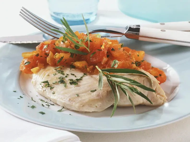 Gedämpfter Viktoriabarsch mit Tomaten-Kräuter-Sauce
