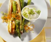 Gebratener Spargel mit Frühlingszwiebeln, Orangenzesten und Joghurtdip
