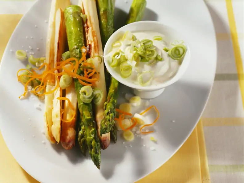 Gebratener Spargel mit Frühlingszwiebeln, Orangenzesten und Joghurtdip