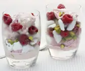 Eisdessert mit Pistazien und Himbeeren
