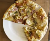 Pizza mit Kartoffeln, Pastinaken und Schinken