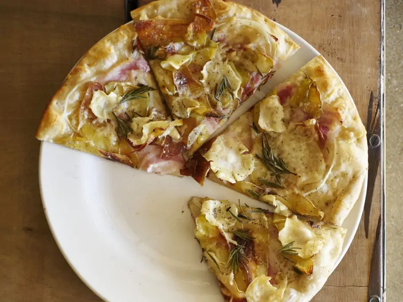 Pizza mit Kartoffeln, Pastinaken und Schinken