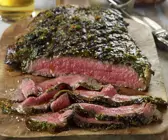 Rindersteak vom Grill mit argentinischer Soße (Chimichurri)