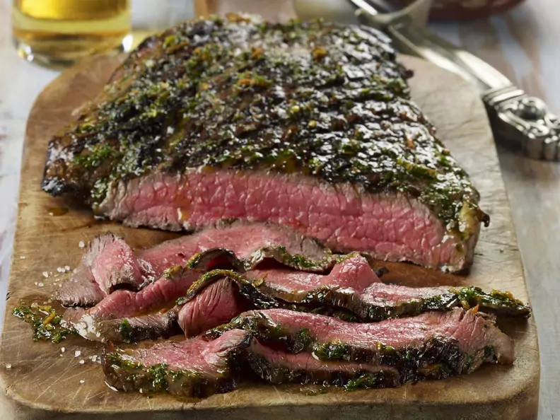 Rindersteak vom Grill mit argentinischer Soße (Chimichurri)