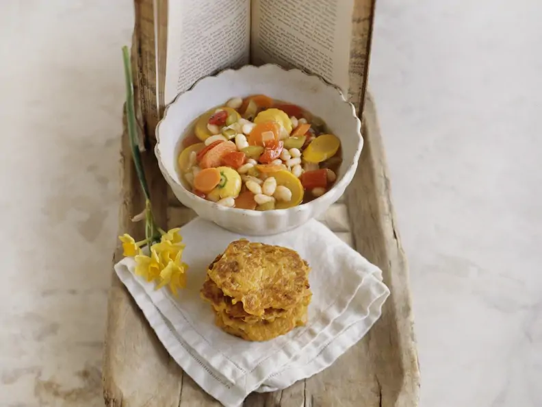 Gemüsesuppe und Reibekuchen